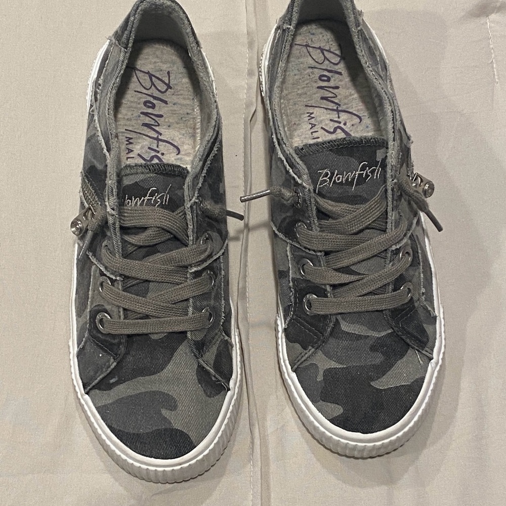 Women's size 7 1/2 Blowfish Malibu tennis shoes.